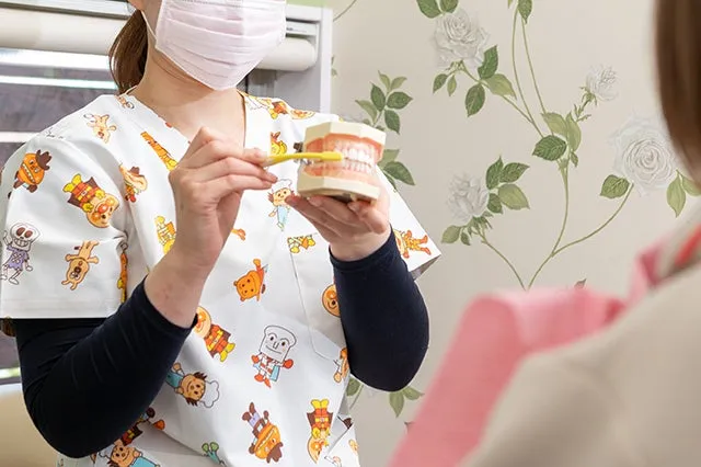 生え変わったばかりの子供の永久歯（根未完成歯）に対して行われる歯科処置